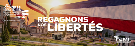 Une affiche annonçant le 108e Congrès des maires du 23 au 26 novembre 2026 à Paris. Au centre de l'affiche on voit une ville moderne surmontée d'un immense ruban bleu, blanc, rouge, accompagné du slogan en lettres blanches "Regagnns nos libertés"